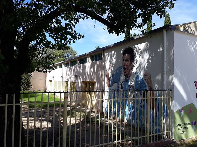 리오넬 메시가 다녔던 아르헨티나 로사리오의 라스 에라스 초등학교 건물 벽면에 메시가 골을 넣고 포효하는 모습이 그려져 있다. /서유근 특파원