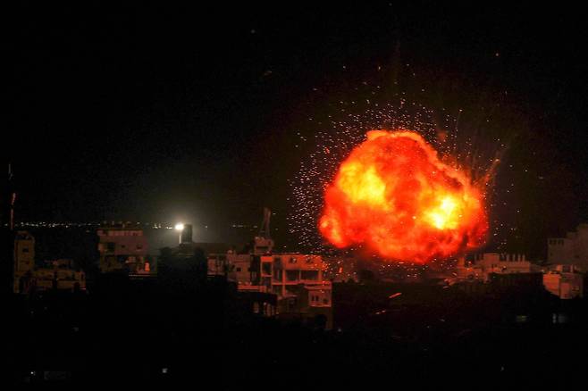 지난달 26일 팔레스타인 가자지구 남부 도시 라파에서 이스라엘군의 폭격이 발생해 화염이 솟구치고 있다./AFP 연합뉴스
