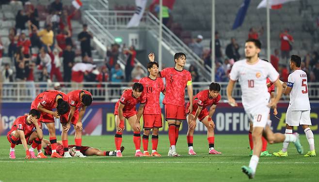 26일 카타르 도하 압둘라 빈 칼리파 스타디움에서 열린 2024 아시아축구연맹(AFC) U-23 아시안컵 8강전 대한민국과 인도네시아의 경기에서 승부차기끝에 10대11로 패배하며 올림픽 본선 진출이 좌절된 한국 선수들이 아쉬워하고 있다. /뉴시스
