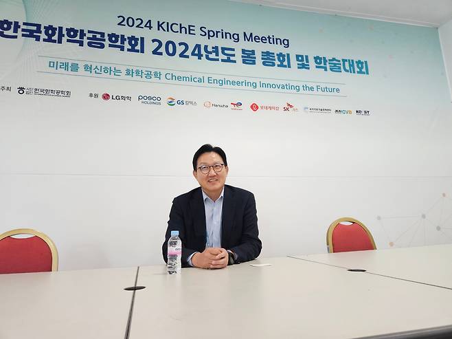 홍영준 포스코홀딩스 이차전지소재연구소장(부사장)은 25일 국제제주컨벤션센터(ICC)에서 열린 '한국화학공학회 2024년도 봄 총회 및 학술대회'에서 "고체전해질 경쟁력 확보를 위한 공정을 개발하고 있다"고 밝혔다./제주=이병철 기자