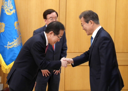 2018년 4월 문재인 대통령과 홍준표 자유한국당 대표 영수회담. 사진=청와대 제공