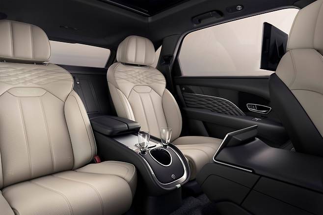 벤틀리 벤테이가 EWB와 같은 럭셔리 자동차의 실내에는 상당히 넓은 면적의 가죽이 쓰인다. Bentley Motors 제공
