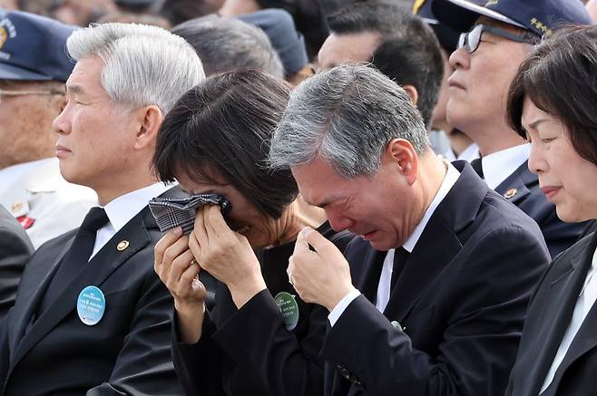 26일 대전시 유성구 국립대전현충원에서 열린 순직의무군경의날 기념식에 참석한 유족 대표가 눈물을 흘리고 있다. 뉴시스
