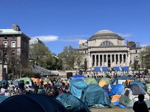 25일(현지시간) 미국 뉴욕 컬럼비아대 캠퍼스 교정 잔디밭에 가자 전쟁을 반대하는 학생들이 텐트를 치고 농성을 벌이고 있다. [뉴욕=연합뉴스]