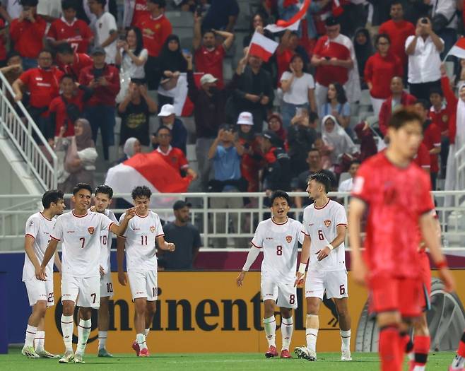 [도하(카타르)=뉴시스] 카타르 도하 압둘라 빈 칼리파 스타디움에서 열린 2024 아시아축구연맹(AFC) U-23 아시안컵 8강전 대한민국과 인도네시아의 경기, 역전골을 넣은 인도네시아 라파엘 스트라윅과 선수들이 기뻐하고 있다.