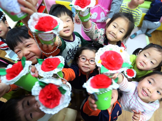 2016년 5월3일 대전 서구 한 어린이집 아이들이 부모님에게 드릴 종이 카네이션을 만들어 들어 보이고 있다. 연합뉴스
