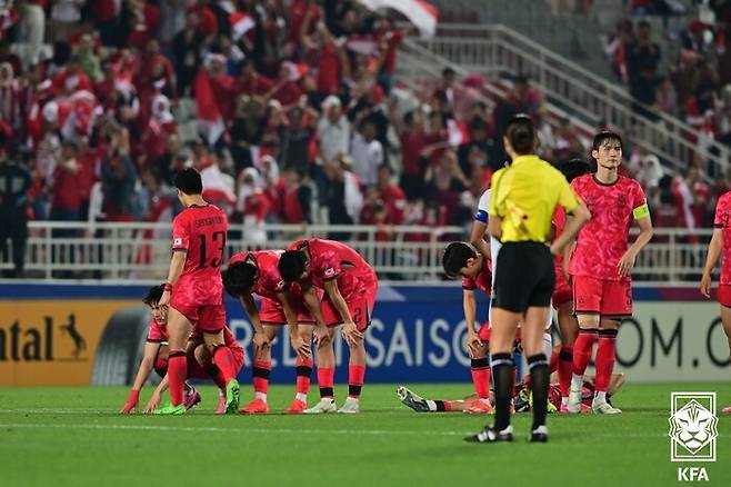 한국 선수들이 26일(한국시각) 카타르 도하 압둘라 빈 칼리파 스타디움에서 열린 2024 아시아축구연맹(AFC) 23살 이하 아시안컵 8강전 인도네시아와의 경기 승부차기에서 지자 고개를 숙이고 있다. 대한축구협회 제공