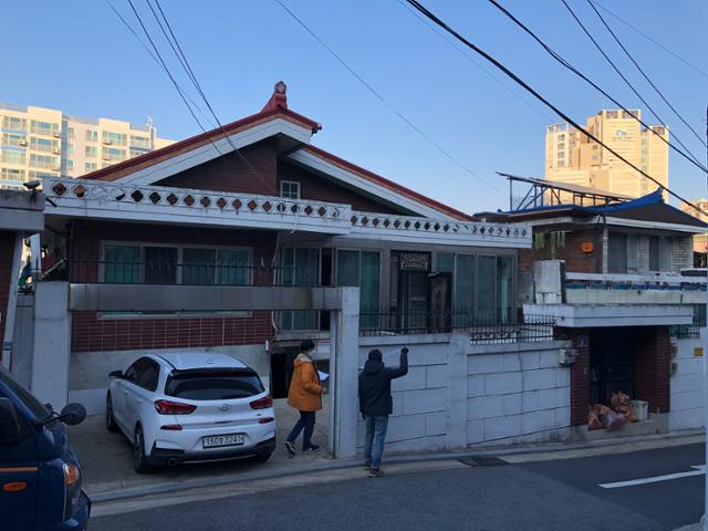 오랜 세월과 동네 정취를 그대로 담고 있는 레노베이션 전 집의 모습. 남궁선 건축사진작가 제공