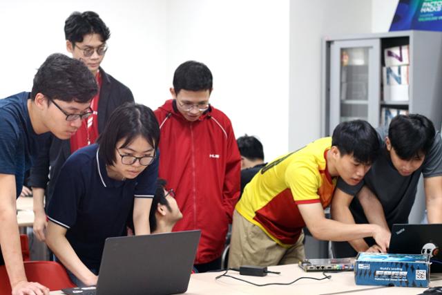 지난 6일 베트남 하노이과학기술대(HUST) 연구실에서 학생들이 강의 쉬는 시간 삼삼오오 모여 반도체 회로 설계 수식을 보며 토론하고 있다. 하노이=허경주 특파원
