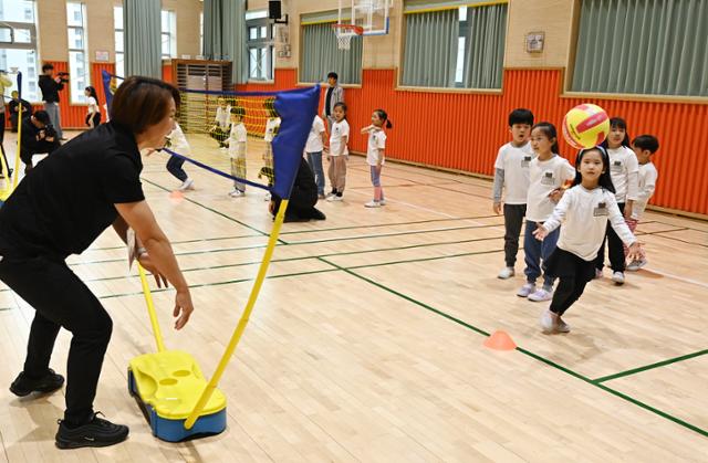 25일 경기 용인시 마성초등학교에서 학생들이 늘봄학교 프로그램으로 배구 수업을 하고 있다. 뉴시스