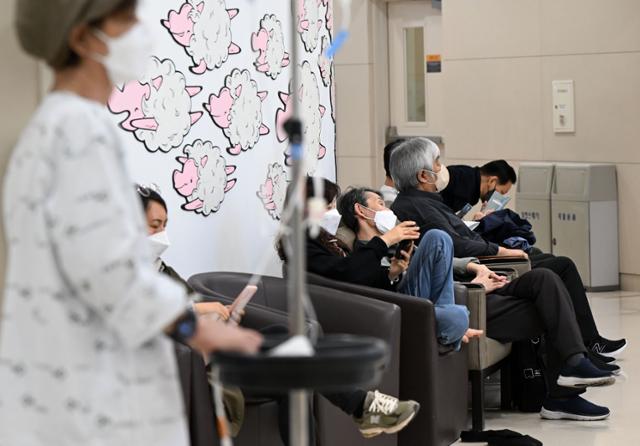 26일 서울의 한 대학병원에서 시민들이 진료를 기다리고 있다. 박시몬 기자