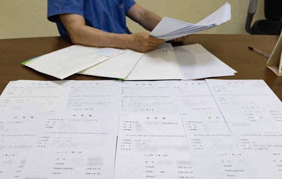 25일 경기도의 한 대학병원에서 의료진이 교수들의 사직원을 제출하기에 앞서 살펴보고 있다. [뉴스1]