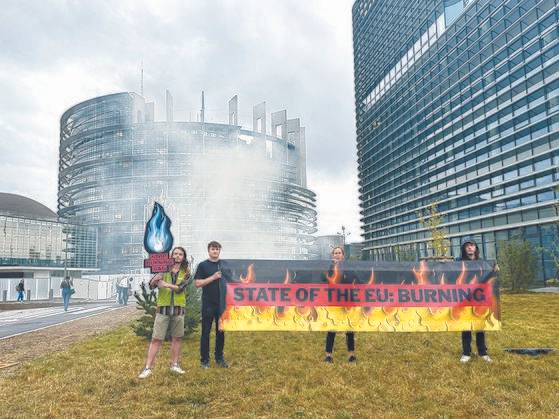 지난해 9월 프랑스 스트라스부르 유럽의회 앞에서 환경단체 회원들이 EU의 화석연료 사용 중단을 촉구하는 시위를 벌이고 있다. [연합뉴스]