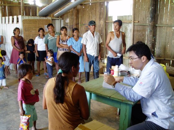 2005년 페루 아마존의 정글 보호구역 안에 있는 한 마을에서 환자들을 치료하고 있는 김은석씨. 김은석씨 제공