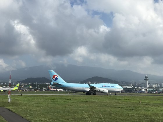 대한항공은 오는 7월 1일부터 제주와 일본 도쿄 나리타 공항을 잇는 정기 노선을 주 3회 운항할 예정이다.사진은 제주국제공항에 도착한 대한항공 항공기. 최충일 기자