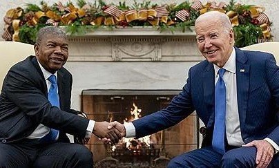 주앙 로렌수 앙골라 대통령이 미국 백악관에서 조 바이든 대통령과 악수하는 모습 [AP 연합뉴스]
