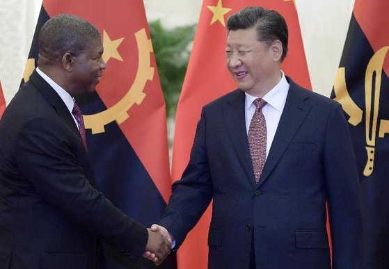 주앙 로렌수 앙골라 대통령이 시진핑 중국 국가주석과 악수하는 모습. [신화통신]