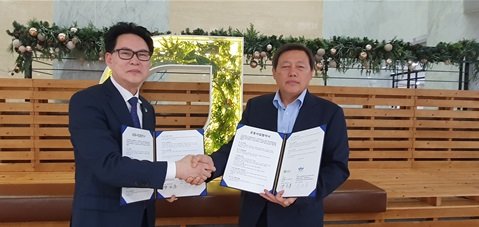 4월 24일, 국토연구원 양진홍 명예연구위원(사진 우)과 사)한국부동산연합회 지태용 회장(사진 좌)은 ‘융합문화복지도시’와 ‘K-글로벌시티’가 전략적 협력관계를 맺는 공동사업 실무협약을 체결하였다.