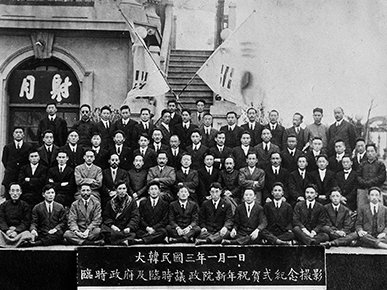 1921년 1월 1일 신년축하식이 끝나고 기념촬영한 임시정부와 임시의정원 의원들. 둘째 줄 왼쪽에서 7번째가 이승만 대통령이고, 맨 앞줄 왼쪽에서 3번째가 김구 경무국장이다. [국가기록원]