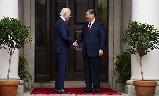 조 바이든 미국 대통령(왼쪽)과 시진핑 중국 국가주석이 지난해 11월 15일 미 캘리포니아주 샌프란시스코 인근 우드사이드의 파이롤리 에스테이트에서 만나 악수하고 있다. 사진=연합뉴스