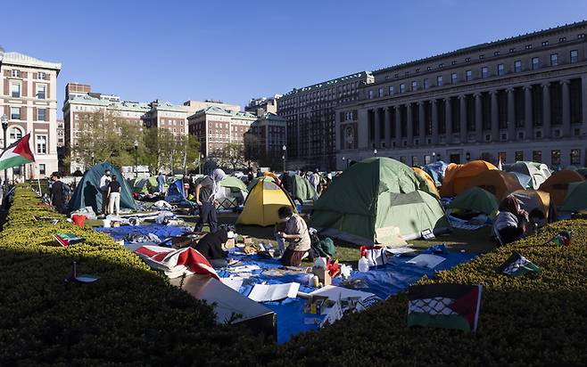 25일(현지시간) 미국 뉴욕주 컬럼비아대 캠퍼스에 반전 시위를 벌인 학생들이 설치한 텐트가 즐비해 있다. EPA연합뉴스