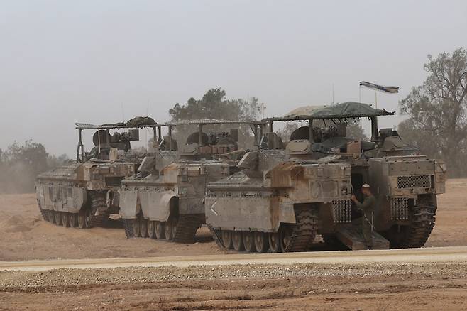 25일(현지시간) 가자지구 최남단 도시 라파 인근에 이스라엘군 탱크가 집결해있다. EPA연합뉴스