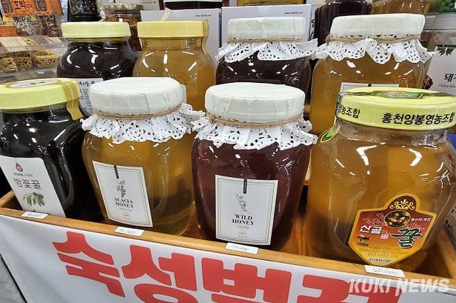 서울시 동작구의 한 지하철역에서 판매되고 있는 꿀. 사진=김건주 기자