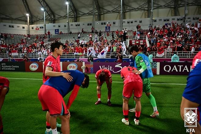 26일(한국시간) 카타르 도하 압둘라 빈 칼리파 스타디움에서 열린 2024 아시아축구연맹(AFC) 23세 이하(U-23) 아시안컵 8강전에서 인도네시아에 패배한 뒤 낙담하고 있는 한국 선수들. 대한축구협회