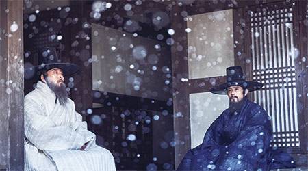 김상헌은 미련할 정도로 명나라에 충성했다. 단기적인 관점에서 보면 어리석은 행동이었다. 그러나 그의 미련할 정도의 충성심은 그를 ‘신뢰’와 ‘충성’의 화신으로 만드는 데 성공했다. 이후 조선 선비 사회는 노론과 김상헌의 안동 김씨를 적극 지지했고 이는 조선 후기 김상헌 가문이 권력의 정점에 올라가는 데 큰 공헌을 했다. 사진은 영화 남한산성의 한 장면.