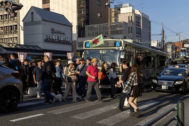 일본의 옛 수도 교토가 전 세계에서 몰려드는 관광객들로 몸살을 앓고 있다. /사진=블룸버그