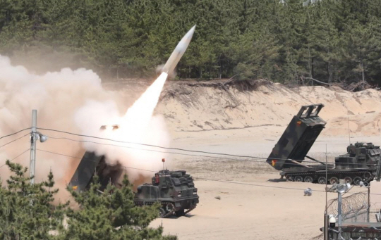 지난 2022년 5월 25일 주한미군이 에이태큼스 미사일을 발사하는 모습. 합동참모본부 제공 뉴시스