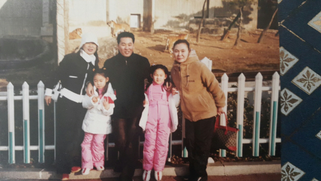 지난 2011년 3명에게 신장과 간을 기증하고 세상을 떠난 성경자(오른쪽 첫 번째) 씨와 아들 이상영(55·가운데) 씨 가족이 2005년 제주도로 여행 갔을 때 찍은 가족사진.  이상영 씨 제공