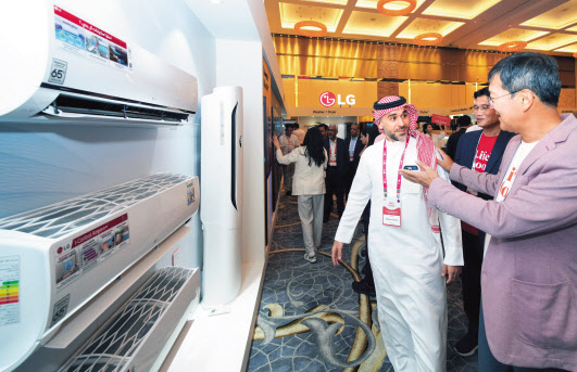 이일환(맨 오른쪽) LG전자 중동·아프리카지역 대표가 아랍에미리트(UAE) 아부다비에서 열린 ‘LG 쇼케이스 2024’에서 현지 거래선과 만나 LG전자의 에어 솔루션을 소개하고 있다.