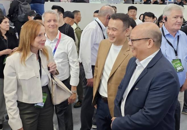 메리 바라(왼쪽) GM 회장이 중국 현지 완성차업계 관계자들과 대화를 나누고 있다. [베이징 공동취재단]