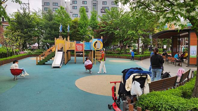 서울 은평구 대조동에는 공용 놀이터가 한 곳에 불과하다. 이곳에 사는 A씨는 “아이들과 20분 이상 걸어야 놀이터가 나온다”며 “원정이나 다름없다”고 말했다. 사진은 은평구 대조어린이공원. 안효정 기자.
