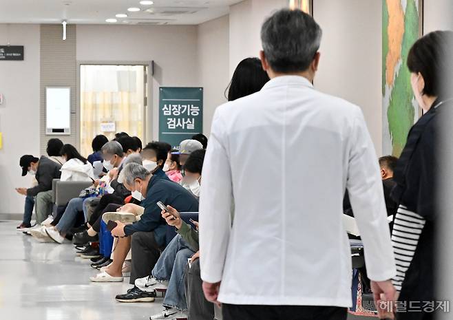 26일 서울 성북구 고려대학교 안암병원에서 환자들이 진료를 기다리고 있다. 임세준 기자