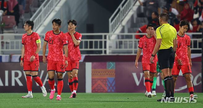 [도하(카타르)=뉴시스] 황준선 기자 = 25일(현지시간) 카타르 도하 압둘라 빈 칼리파 스타디움에서 열린 2024 아시아축구연맹(AFC) U-23 아시안컵 8강전 대한민국과 인도네시아의 경기, 인도네시아에 실점한 한국 선수들이 아쉬워 하고 있다. 2024.04.25. hwang@newsis.com