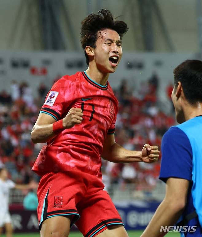 [도하(카타르)=뉴시스] 황준선 기자 = 25일(현지시간) 카타르 도하 압둘라 빈 칼리파 스타디움에서 열린 2024 아시아축구연맹(AFC) U-23 아시안컵 8강전 대한민국과 인도네시아의 경기, 동점골을 넣은 한국 엄지성이 기뻐하고 있다. 2024.04.25. hwang@newsis.com
