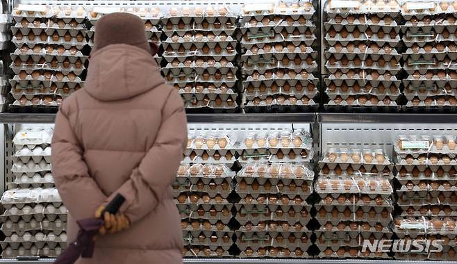 [서울=뉴시스] 홍효식 기자 = 서울 시내 대형마트에서 한 시민이 계란을 살펴보고 있다. 2024.01.09. yesphoto@newsis.com