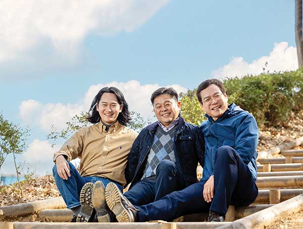 21년 전 레인저 송동주씨(가운데)의 등산화를 빌려 산행을 마쳤던 김영성씨(왼쪽)와 아버지 김왕태씨(오른쪽).