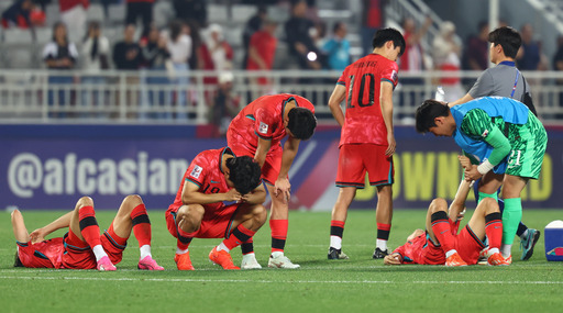 25일(현지시간) 카타르 도하 압둘라 빈 칼리파 스타디움에서 열린 2024 아시아축구연맹(AFC) U-23 아시안컵 8강전 대한민국과 인도네시아의 경기, 승부차기에서 10대11로 패배하며 올림픽 본선 진출이 좌절된 한국 선수들이 아쉬워하고 있다. 뉴시스