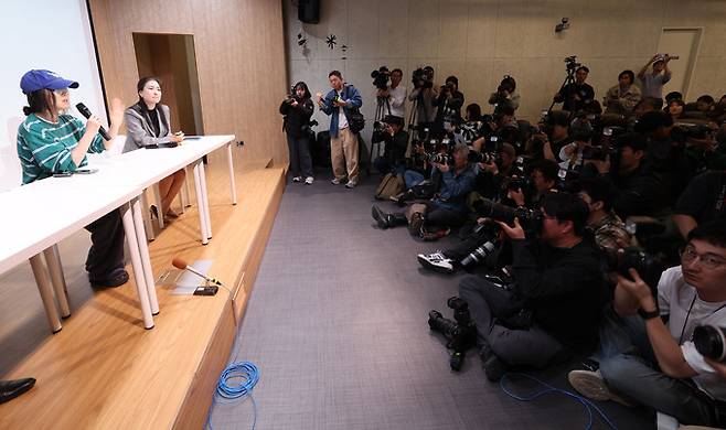 민희진 어도어 대표가 25일 서울 서초구 한국컨퍼런스센터에서 입장을 밝히는 기자회견을 하고 있다. 남정탁 기자