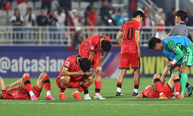 25일(현지시간) 카타르 도하 압둘라 빈 칼리파 스타디움에서 열린 2024 아시아축구연맹(AFC) U-23 아시안컵 8강전 대한민국과 인도네시아의 경기, 승부차기에서 10대11로 패배하며 올림픽 본선 진출이 좌절된 한국 선수들이 아쉬워하고 있다. 뉴시스