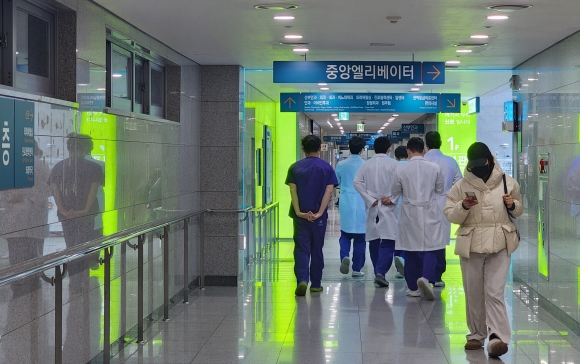 전공의 사직 8일째 울산대병원 - 울산대병원 의료진이 병원 복도를 지나고 있다. 연합뉴스