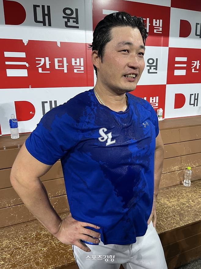 삼성 오승환이 26일 고척 키움전을 마치고 선수들의 물세례를 받았다. 고척 | 김하진 기자