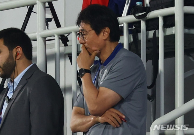 황선홍 감독이 26일(한국시간) 카타르 도하의 압둘라 빈 칼리파 스타디움에서 열린 한국 대 인도네시아의 '2024 아시아축구연맹(AFC) U-23 아시안컵' 8강전에서 심각한 표정을 짓고 있다./사진=뉴시스