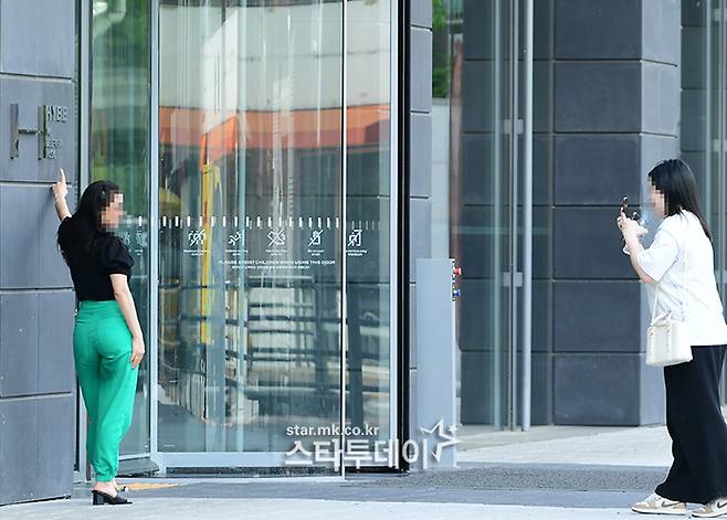 하이브 사옥을 찾은 관광객이 기념촬영에 나서고 있다. <강영국 기자>