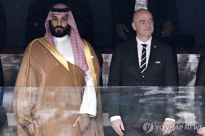 사우디아라비아의 무함마드 빈 살만 왕세자와 잔니 인판티노 FIFA  회장 [AP=연합뉴스 자료사진]