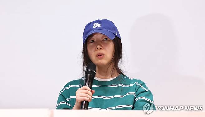 입장 발표하는 민희진 어도어 대표 (서울=연합뉴스) 윤동진 기자 = 민희진 어도어 대표가 25일 오후 서울 서초구 한국컨퍼런스센터에서 입장 발표 기자회견을 갖고 있다. 2024.4.25 mon@yna.co.kr