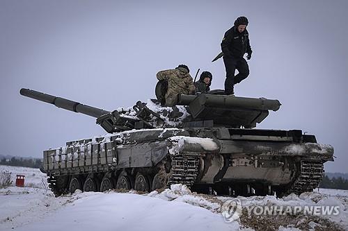 탱크에 탑승한 우크라이나군 병사들 [AP=연합뉴스 자료사진]